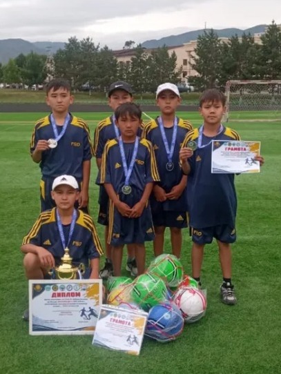 ⚽🏆 ҚҰТТЫҚТАЙМЫЗ! 🏆⚽  Жетісу облысының «J-LEAGUE» жобасы аясында футболдан 2015–2016 жылы туған жасөспірімдер арасында өткен іріктеу кезеңінде Алмалы орта мектебінің оқушылары жүлделі ІІ орынға ие болды.